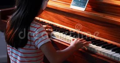女学生学<strong>钢琴音乐</strong>4k班